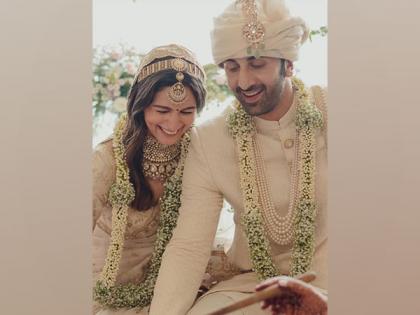 Alia Bhatt remembers how Ranbir Kapoor went on his knees during 'Varmaala' ceremony | Alia Bhatt remembers how Ranbir Kapoor went on his knees during 'Varmaala' ceremony Alia Bhatt remembers how Ranbir Kapoor went on his knees during 'Varmaala' ceremony | Alia Bhatt remembers how Ranbir Kapoor went on his knees during 'Varmaala' ceremony