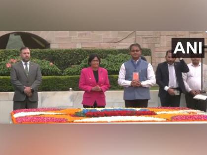 Venezuelan Executive Vice-President pays tribute to Mahatma Gandhi at Rajghat | Venezuelan Executive Vice-President pays tribute to Mahatma Gandhi at Rajghat