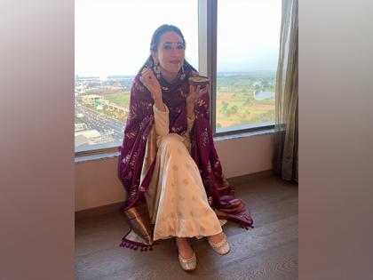Karisma Kapoor celebrates National Handloom Day on a "sweet" note | Karisma Kapoor celebrates National Handloom Day on a "sweet" note Karisma Kapoor celebrates National Handloom Day on a "sweet" note | Karisma Kapoor celebrates National Handloom Day on a "sweet" note