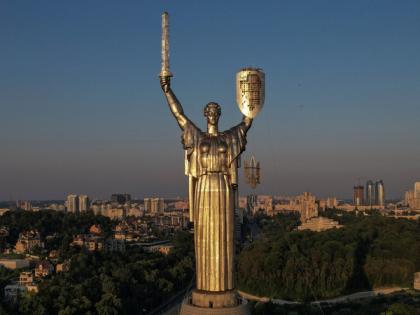 Kyiv takes down Soviet-era signs, replaces hammer-and-sickle symbol with trident coat of arms | Kyiv takes down Soviet-era signs, replaces hammer-and-sickle symbol with trident coat of arms Kyiv takes down Soviet-era signs, replaces hammer-and-sickle symbol with trident coat of arms | Kyiv takes down Soviet-era signs, replaces hammer-and-sickle symbol with trident coat of arms