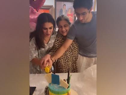 Sara Ali Khan celebrates birthday with mom Amrita Singh, brother Ibrahim | Sara Ali Khan celebrates birthday with mom Amrita Singh, brother Ibrahim Sara Ali Khan celebrates birthday with mom Amrita Singh, brother Ibrahim | Sara Ali Khan celebrates birthday with mom Amrita Singh, brother Ibrahim