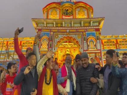 Legendary actor Rajinikanth, who arrived in Badrinath Dham, offered prayers to Lord Badri Vishal | Legendary actor Rajinikanth, who arrived in Badrinath Dham, offered prayers to Lord Badri Vishal Legendary actor Rajinikanth, who arrived in Badrinath Dham, offered prayers to Lord Badri Vishal | Legendary actor Rajinikanth, who arrived in Badrinath Dham, offered prayers to Lord Badri Vishal