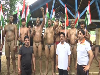 Delhi: Wrestlers of Hanuman Akhada take part in 'Har Ghar Tiranga' campaign | Delhi: Wrestlers of Hanuman Akhada take part in 'Har Ghar Tiranga' campaign Delhi: Wrestlers of Hanuman Akhada take part in 'Har Ghar Tiranga' campaign | Delhi: Wrestlers of Hanuman Akhada take part in 'Har Ghar Tiranga' campaign