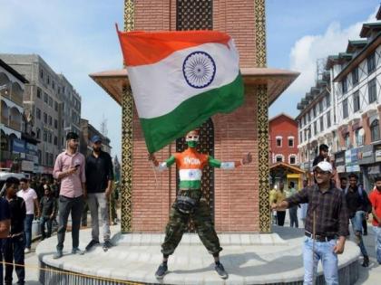 Gujarati cricket enthusiast's heartfelt I-Day celebration at J-K's Lal Chowk takes internet by storm | Gujarati cricket enthusiast's heartfelt I-Day celebration at J-K's Lal Chowk takes internet by storm