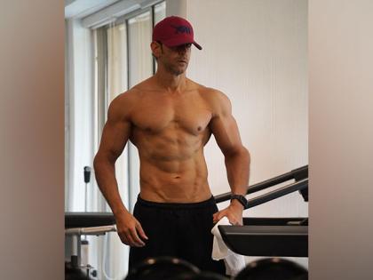 "See you in the gym": Hrithik Roshan flaunts abs in latest pictures | "See you in the gym": Hrithik Roshan flaunts abs in latest pictures "See you in the gym": Hrithik Roshan flaunts abs in latest pictures | "See you in the gym": Hrithik Roshan flaunts abs in latest pictures