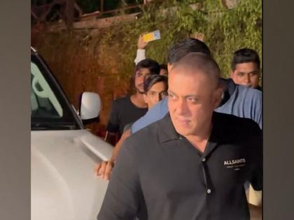 Salman Khan stuns fans with his new bald look | Salman Khan stuns fans with his new bald look Salman Khan stuns fans with his new bald look | Salman Khan stuns fans with his new bald look