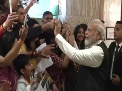 South Africa: PM Modi greets members of Indian diaspora gathered in Johannesburg hotel | South Africa: PM Modi greets members of Indian diaspora gathered in Johannesburg hotel