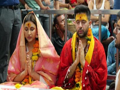 Raghav Chadha, Parineeti Chopra offer prayers at Mahakaleshwar Temple | Raghav Chadha, Parineeti Chopra offer prayers at Mahakaleshwar Temple