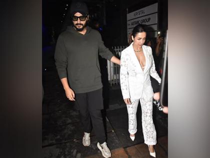 Arjun Kapoor-Malaika Arora step out for dinner date | Arjun Kapoor-Malaika Arora step out for dinner date Arjun Kapoor-Malaika Arora step out for dinner date | Arjun Kapoor-Malaika Arora step out for dinner date