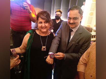 Raell Padamsee ties a ‘103 Rakhee’ to Vivek Phansalkar, Commissioner of Police, Mumbai for amplification of 103 Women's Helpline | Raell Padamsee ties a ‘103 Rakhee’ to Vivek Phansalkar, Commissioner of Police, Mumbai for amplification of 103 Women's Helpline Raell Padamsee ties a ‘103 Rakhee’ to Vivek Phansalkar, Commissioner of Police, Mumbai for amplification of 103 Women's Helpline | Raell Padamsee ties a ‘103 Rakhee’ to Vivek Phansalkar, Commissioner of Police, Mumbai for amplification of 103 Women's Helpline