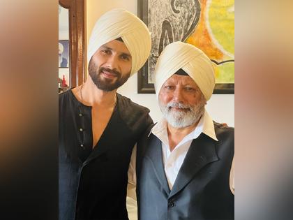 Shahid Kapoor exudes Punjabi Munda vibes as he dons turban in new pictures | Shahid Kapoor exudes Punjabi Munda vibes as he dons turban in new pictures Shahid Kapoor exudes Punjabi Munda vibes as he dons turban in new pictures | Shahid Kapoor exudes Punjabi Munda vibes as he dons turban in new pictures