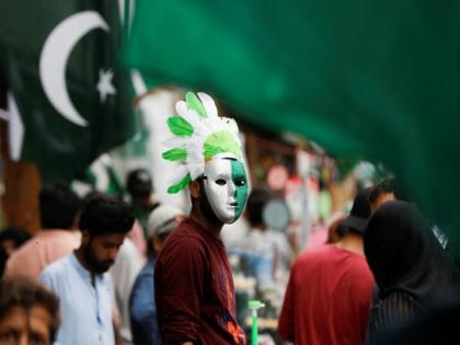 Pak flood victims torture cops, municipal staffers in Dipalpur | Pak flood victims torture cops, municipal staffers in Dipalpur Pak flood victims torture cops, municipal staffers in Dipalpur | Pak flood victims torture cops, municipal staffers in Dipalpur