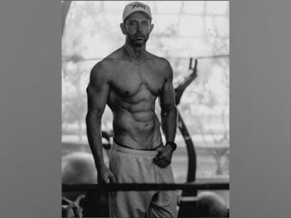 Hrithik Roshan flaunts his ripped abs in new shirtless pic, girlfriend Saba Azad reacts | Hrithik Roshan flaunts his ripped abs in new shirtless pic, girlfriend Saba Azad reacts Hrithik Roshan flaunts his ripped abs in new shirtless pic, girlfriend Saba Azad reacts | Hrithik Roshan flaunts his ripped abs in new shirtless pic, girlfriend Saba Azad reacts
