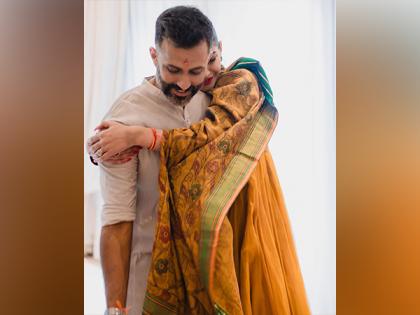 Sonam Kapoor, Anand Ahuja share a tight hug in this adorable picture | Sonam Kapoor, Anand Ahuja share a tight hug in this adorable picture Sonam Kapoor, Anand Ahuja share a tight hug in this adorable picture | Sonam Kapoor, Anand Ahuja share a tight hug in this adorable picture
