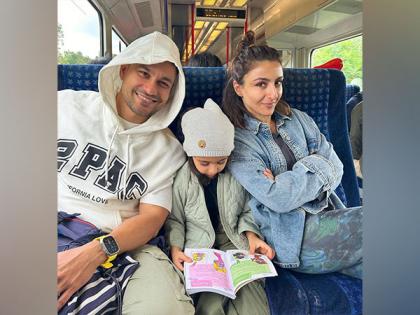 Check out how Soha Ali Khan, Kunal Kemmu celebrate Janmashtami with daughter Inaaya | Check out how Soha Ali Khan, Kunal Kemmu celebrate Janmashtami with daughter Inaaya Check out how Soha Ali Khan, Kunal Kemmu celebrate Janmashtami with daughter Inaaya | Check out how Soha Ali Khan, Kunal Kemmu celebrate Janmashtami with daughter Inaaya