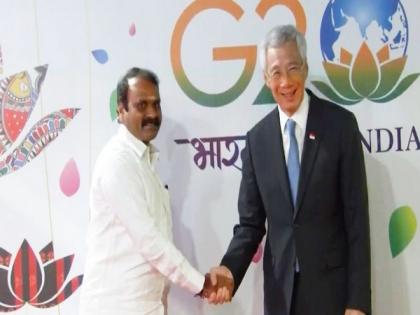 Singapore PM Lee Hsien Loong arrives in Delhi to take part in G20 Summit | Singapore PM Lee Hsien Loong arrives in Delhi to take part in G20 Summit Singapore PM Lee Hsien Loong arrives in Delhi to take part in G20 Summit | Singapore PM Lee Hsien Loong arrives in Delhi to take part in G20 Summit