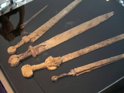 1,900 year-old Roman-era swords from the Jewish revolt unveiled | 1,900 year-old Roman-era swords from the Jewish revolt unveiled