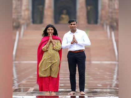 ‘Proud Hindu’ Rishi Sunak, wife Akshata Murty offer prayers at Delhi’s Akshardham Temple | ‘Proud Hindu’ Rishi Sunak, wife Akshata Murty offer prayers at Delhi’s Akshardham Temple