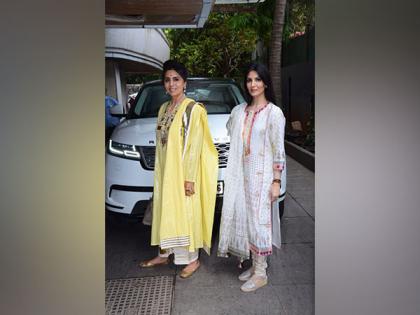 Neetu Kapoor sings 'Aap Jaisa Koi' with daughter Riddhima on her birthday | Neetu Kapoor sings 'Aap Jaisa Koi' with daughter Riddhima on her birthday Neetu Kapoor sings 'Aap Jaisa Koi' with daughter Riddhima on her birthday | Neetu Kapoor sings 'Aap Jaisa Koi' with daughter Riddhima on her birthday