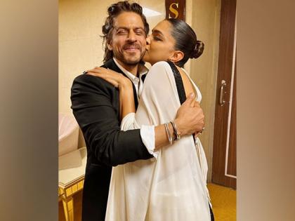 Deepika gives a peck on SRK's cheek, Ranveer Singh's reaction will make you say "aww" | Deepika gives a peck on SRK's cheek, Ranveer Singh's reaction will make you say "aww" Deepika gives a peck on SRK's cheek, Ranveer Singh's reaction will make you say "aww" | Deepika gives a peck on SRK's cheek, Ranveer Singh's reaction will make you say "aww"