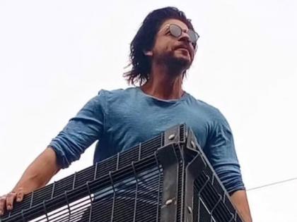 Shah Rukh Khan greets fans outside Mannat, after success of ‘Jawan’ | Shah Rukh Khan greets fans outside Mannat, after success of ‘Jawan’ Shah Rukh Khan greets fans outside Mannat, after success of ‘Jawan’ | Shah Rukh Khan greets fans outside Mannat, after success of ‘Jawan’