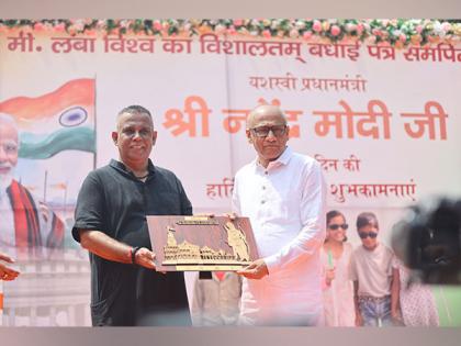 Especially abled children present 1.25 km long congratulatory card on PM Modi's bday | Especially abled children present 1.25 km long congratulatory card on PM Modi's bday Especially abled children present 1.25 km long congratulatory card on PM Modi's bday | Especially abled children present 1.25 km long congratulatory card on PM Modi's bday