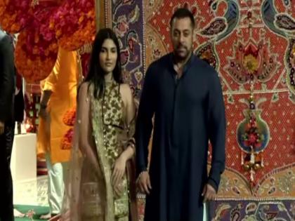 Salman Khan opts ethnic look for Ganesh Chaturthi celebrations | Salman Khan opts ethnic look for Ganesh Chaturthi celebrations