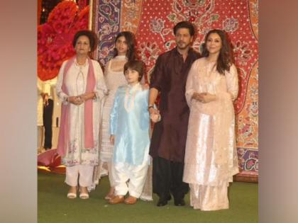 SRK makes grand entry at Ambanis Ganesh Chaturthi with wife Gauri, children Suhana, AbRam | SRK makes grand entry at Ambanis Ganesh Chaturthi with wife Gauri, children Suhana, AbRam SRK makes grand entry at Ambanis Ganesh Chaturthi with wife Gauri, children Suhana, AbRam | SRK makes grand entry at Ambanis Ganesh Chaturthi with wife Gauri, children Suhana, AbRam