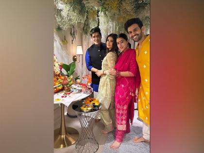 Sara Ali khan poses with Kartik Aaryan at his Ganesh Chaturthi celebrations; fans wonder “are they back” | Sara Ali khan poses with Kartik Aaryan at his Ganesh Chaturthi celebrations; fans wonder “are they back”