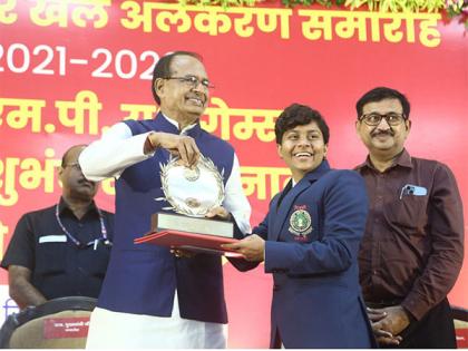 16-Year-Old Receives Prestigious Madhya Pradesh Eklavya Award from Chief Minister Shivraj Singh Chouhan | 16-Year-Old Receives Prestigious Madhya Pradesh Eklavya Award from Chief Minister Shivraj Singh Chouhan