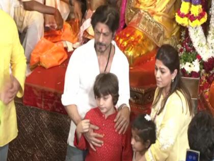 Shah Rukh Khan offers prayers at Lalbaugcha Raja in Mumbai with son AbRam | Shah Rukh Khan offers prayers at Lalbaugcha Raja in Mumbai with son AbRam