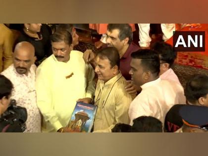Sunil Gavaskar offers prayers at Mumbai's Lalbaugcha Raja | Sunil Gavaskar offers prayers at Mumbai's Lalbaugcha Raja