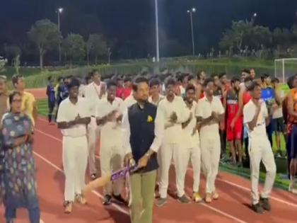 "Can't take out the cricketer": Sports Minister Anurag Thakur shows his skill with bat | "Can't take out the cricketer": Sports Minister Anurag Thakur shows his skill with bat
