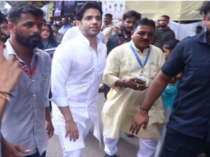 Tusshar Kapoor visits Lalbaugcha Raja to seek blessings of Lord Ganesha | Tusshar Kapoor visits Lalbaugcha Raja to seek blessings of Lord Ganesha Tusshar Kapoor visits Lalbaugcha Raja to seek blessings of Lord Ganesha | Tusshar Kapoor visits Lalbaugcha Raja to seek blessings of Lord Ganesha
