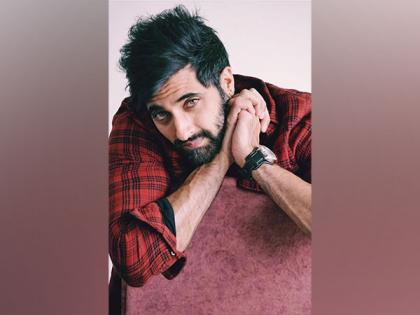 Akshay Oberoi wraps up shoot of 'Tu Chahiye' | Akshay Oberoi wraps up shoot of 'Tu Chahiye' Akshay Oberoi wraps up shoot of 'Tu Chahiye' | Akshay Oberoi wraps up shoot of 'Tu Chahiye'