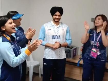 Asian Games: Sarabjot Singh celebrates his birthday after winning silver in 10M Mixed Team Pistol event | Asian Games: Sarabjot Singh celebrates his birthday after winning silver in 10M Mixed Team Pistol event Asian Games: Sarabjot Singh celebrates his birthday after winning silver in 10M Mixed Team Pistol event | Asian Games: Sarabjot Singh celebrates his birthday after winning silver in 10M Mixed Team Pistol event