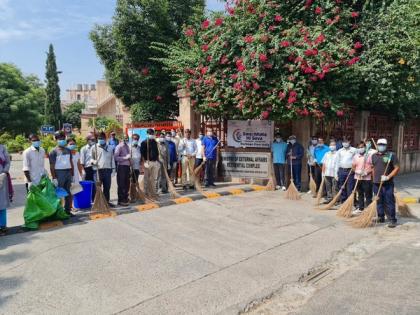 Ministry of External Affairs officials participate in Swachhata Hi Seva campaign | Ministry of External Affairs officials participate in Swachhata Hi Seva campaign Ministry of External Affairs officials participate in Swachhata Hi Seva campaign | Ministry of External Affairs officials participate in Swachhata Hi Seva campaign