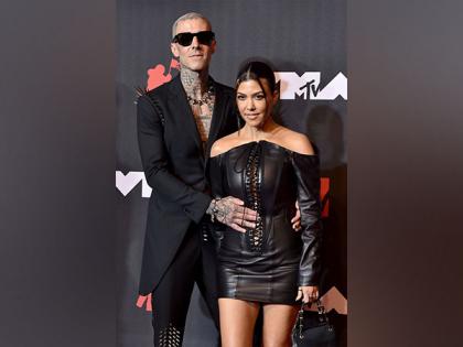Kourtney Kardashian receives giant bouquet of roses from her husband Travis Barker | Kourtney Kardashian receives giant bouquet of roses from her husband Travis Barker Kourtney Kardashian receives giant bouquet of roses from her husband Travis Barker | Kourtney Kardashian receives giant bouquet of roses from her husband Travis Barker