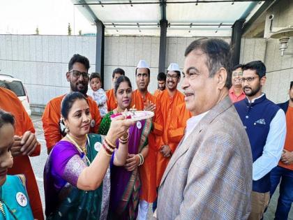 Union Minister Nitin Gadkari welcomed in traditional 'Maharashtrian way' in Prague | Union Minister Nitin Gadkari welcomed in traditional 'Maharashtrian way' in Prague Union Minister Nitin Gadkari welcomed in traditional 'Maharashtrian way' in Prague | Union Minister Nitin Gadkari welcomed in traditional 'Maharashtrian way' in Prague