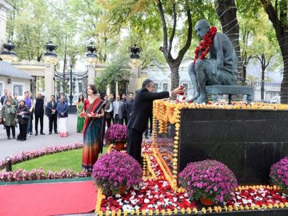 Russia: Indian envoy pays floral tributes, highlights relevance of Mahatma Gandhi on Gandhi Jayanti | Russia: Indian envoy pays floral tributes, highlights relevance of Mahatma Gandhi on Gandhi Jayanti Russia: Indian envoy pays floral tributes, highlights relevance of Mahatma Gandhi on Gandhi Jayanti | Russia: Indian envoy pays floral tributes, highlights relevance of Mahatma Gandhi on Gandhi Jayanti