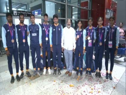 Indian men's, women's skating teams get warm welcome home following Asian Games bronze | Indian men's, women's skating teams get warm welcome home following Asian Games bronze