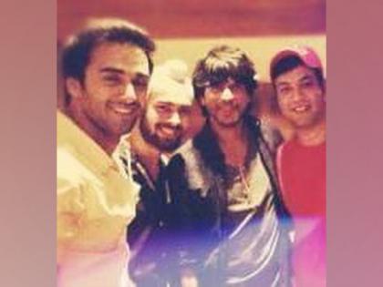 Team 'Fukrey 3' poses with Shah Rukh Khan in throwback pic | Team 'Fukrey 3' poses with Shah Rukh Khan in throwback pic Team 'Fukrey 3' poses with Shah Rukh Khan in throwback pic | Team 'Fukrey 3' poses with Shah Rukh Khan in throwback pic