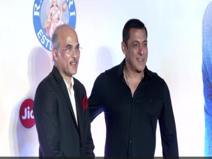 Salman Khan poses with director Sooraj Barjatya at 'Dono' premiere in Mumbai | Salman Khan poses with director Sooraj Barjatya at 'Dono' premiere in Mumbai Salman Khan poses with director Sooraj Barjatya at 'Dono' premiere in Mumbai | Salman Khan poses with director Sooraj Barjatya at 'Dono' premiere in Mumbai