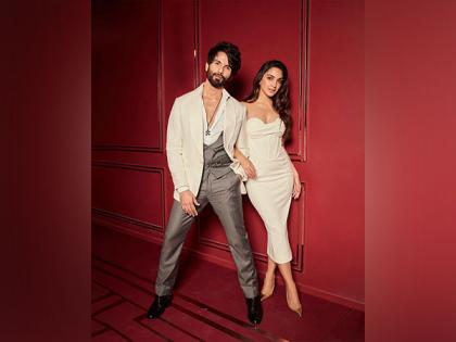 Watch: Shahid Kapoor, Kiara Advani groove to Amitabh Bachchan's 'Jumma Chumma' | Watch: Shahid Kapoor, Kiara Advani groove to Amitabh Bachchan's 'Jumma Chumma' Watch: Shahid Kapoor, Kiara Advani groove to Amitabh Bachchan's 'Jumma Chumma' | Watch: Shahid Kapoor, Kiara Advani groove to Amitabh Bachchan's 'Jumma Chumma'