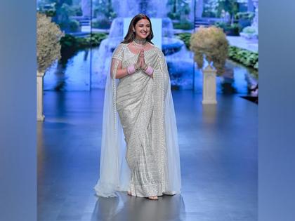 Newlywed Parineeti Chopra flaunts sindoor, choora at Lakme Fashion Week ramp | Newlywed Parineeti Chopra flaunts sindoor, choora at Lakme Fashion Week ramp Newlywed Parineeti Chopra flaunts sindoor, choora at Lakme Fashion Week ramp | Newlywed Parineeti Chopra flaunts sindoor, choora at Lakme Fashion Week ramp