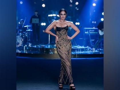 Kiara Advani walks down the ramp in black and golden gown, stuns everyone with her look | Kiara Advani walks down the ramp in black and golden gown, stuns everyone with her look Kiara Advani walks down the ramp in black and golden gown, stuns everyone with her look | Kiara Advani walks down the ramp in black and golden gown, stuns everyone with her look