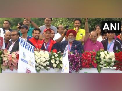 Delhi LG, Anurag Thakur flag off Delhi Half Marathon from Jawaharlal Nehru Stadium | Delhi LG, Anurag Thakur flag off Delhi Half Marathon from Jawaharlal Nehru Stadium