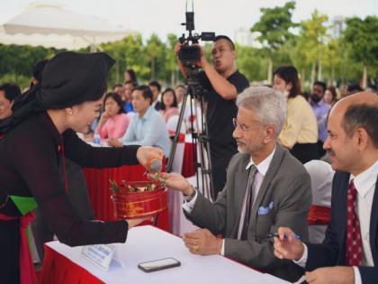 EAM Jaishankar interacts with Indian diaspora in Vietnam | EAM Jaishankar interacts with Indian diaspora in Vietnam EAM Jaishankar interacts with Indian diaspora in Vietnam | EAM Jaishankar interacts with Indian diaspora in Vietnam