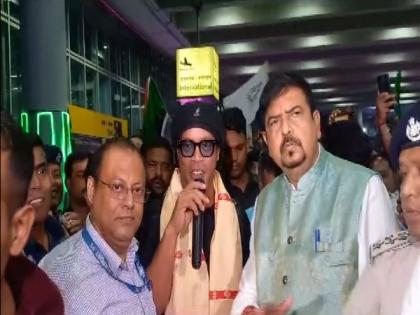 Brazilian football legend Ronaldinho arrives in Kolkata, to inaugurate a Durga Puja Pandal | Brazilian football legend Ronaldinho arrives in Kolkata, to inaugurate a Durga Puja Pandal