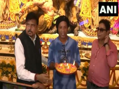 Brazilian football legend Ronaldinho inaugurates Sreebhumi Durga Puja Pandal in Kolkata | Brazilian football legend Ronaldinho inaugurates Sreebhumi Durga Puja Pandal in Kolkata